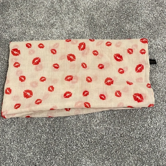 Sale💋Francesca’s Scarf - Picture 2 of 2